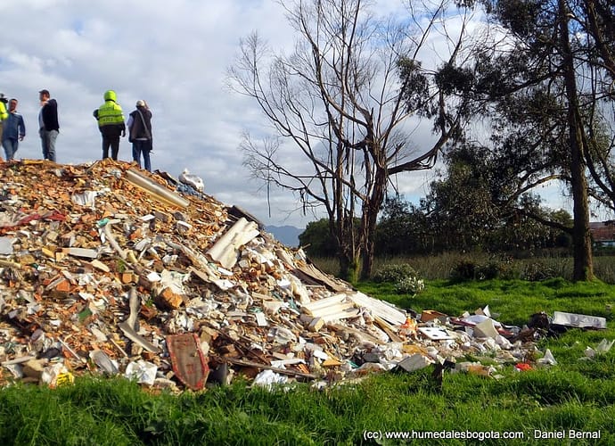 Una montaña de escombros sobre el humedal Jaboque Una montaña de escombros sobre el humedal Jaboque